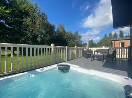 The Yorkshire Burrow Lodge with Hot Tub, golf hotel in York