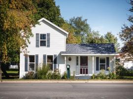 Ames Cottage Elk Rapids บ้านพักในElk Rapids