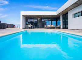 Eslanzarote Eco Villa Tony, heated pool, jacuzzi, Sat tv, Super wifi，位于La Costa的酒店