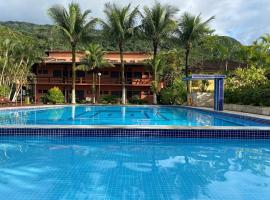 Linda casa em condomínio Sun House Maresias com piscina - 50 m da praia, hotel in Maresias