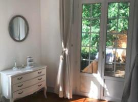 Appartement de charme avec parking et terrasse, hótel í Besançon