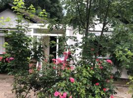 Whole house cottage with parking and huge garden – obiekty na wynajem sezonowy w mieście Orpington