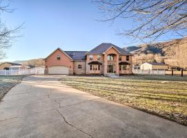 Spacious Ski Chateau with Stunning Mtn Views!, vacation home in Eden