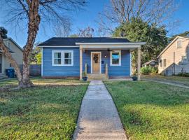 Central Cottage with Grill, 1 Mi to Cajun Field, hotel near Cajun Field Football Stadium, Lafayette