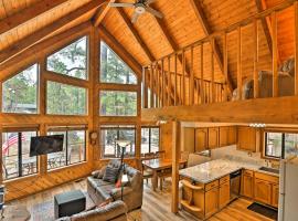 Chalet-Style Cabin in Coconino National Forest!, hotel en Munds Park