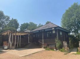 Tree Tops Holiday Let & Sauna South Downs West Sussex Sleeps 10, hotel with parking in Hardham