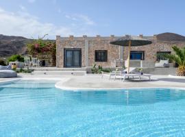 Villa Beltramo Santorini 2 bedroom private pool villa, hotel in Foinikiá