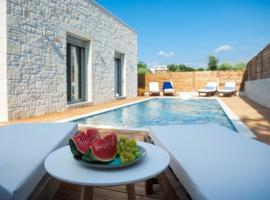Villa Vera - With Private Heated Pool & Jacuzzi, cheap hotel in Pangalochori