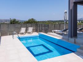 Villa Karouzo - With Private Pool, lemmikkystävällinen hotelli kohteessa Áyios Konstandínos