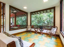 Casa com área gourmet em condomínio perto da praia, hotel em Bertioga