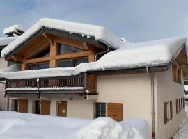 CHALET Mitoyen LE RUSTICANA, hotell i Chamonix-Mont-Blanc