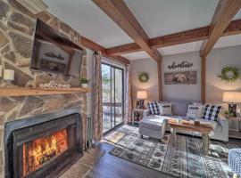 Charming Mountain Townhome with Deck, Fireplace, hotel with parking in Banner Elk