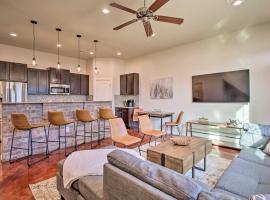 Edmond Oasis with Rooftop Lounge Walk to Dtwn!, hytte i Edmond