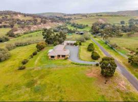 Peaceful FarmHouse stay next to Bacchus Marsh Town, hotel v destinaci Bacchus Marsh