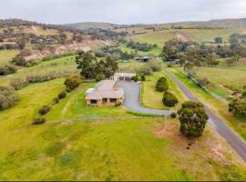 Peaceful FarmHouse stay next to Bacchus Marsh Town, villa in Bacchus Marsh
