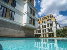 Brand new apartment with outdoor swimming pool, hotel in Varna City