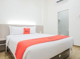 RedDoorz Plus @ Jalan Juanda Medan, hotel blizu znamenitosti Maimun Palace, Medan