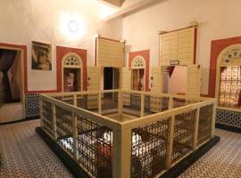Riad Azrou, отель типа «постель и завтрак» в городе Азру