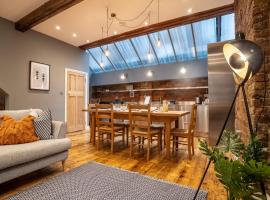 Deluxe Rustic Style Two Bedroom Bethnal Green - Yard View