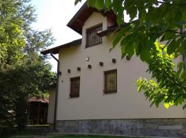 Holiday house Ilidza, hotel with parking in Crkvine