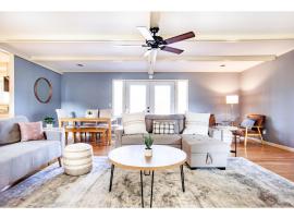 Crestview Retreat - Mountain View, Fire Pit, Grill, ξενοδοχείο σε Sevierville