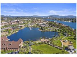 Modern Riverstone Condo with Grand Deck - Steps to Shops, Restaurants & Trail, hotel in Coeur d'Alene