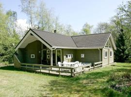 Cozy Holiday Home in Aakirkeby with Beach nearby, vacation home in Vester Sømarken