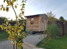 Zirbenholz Tiny House "Waldhauszeit" am See ที่พักที่ทำอาหารเองได้ในMücke