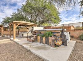 Pet-Friendly Tucson Casita Shared Hot Tub and Patio, hotel a Tucson