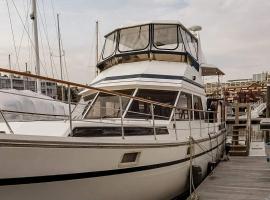 2BR Spacious & Comfy 43' Yacht - Heat & AC - On the Freedom Trail - Best Nights Sleep, barco en Boston