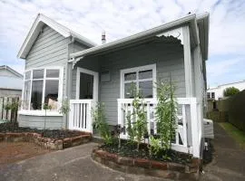 Kingwell Cottage - New Plymouth Holiday Home