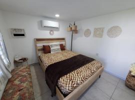 Aguadilla Breeze apt in gated complex 8 minute walk to Crashboat beach, hotel in Aguadilla