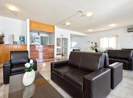 Sunny Hill Hotel Apartments, מלון בפאפוס סיטי