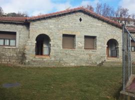 Casa Rural el Maestro II, hotel di Navalosa