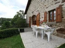 Grande maison en pierres avec jardin, proche d'un bourg médiéval, animaux acceptés - FR-1-582-161