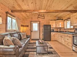 Serene Views Quiet Farmhouse Cabin in Wisconsin!, hotel en Blanchardville
