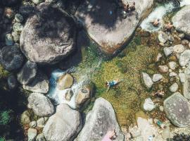 Sitio na Serra dos Orgaos com rio de aguas cristalinas, obiteljski hotel u gradu 'Guapimirim'