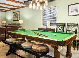 Summertime Fun! with Access to 3 Pools open now- multiple clubhouses and Tennis Courts All memory foam mattresses sleeps 9, vacation rental in Gatlinburg