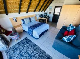 Shalom-self catering apartment, hotell nära The Village Square Shopping Centre, St Francis Bay