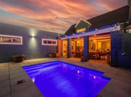 House w Pool, Fireplace, Braai, hotel malapit sa The Piazza Shopping Centre, Cape Town