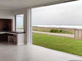 Family Beach House in Gouritz, hotel near Cape Vacca Private Nature Reserve, Gouritzmond