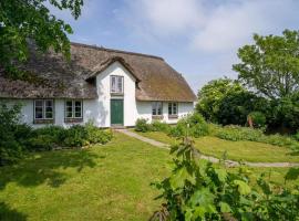 The stylishly restored and thatched holiday home is located on a terp, hotel sa Westerhever