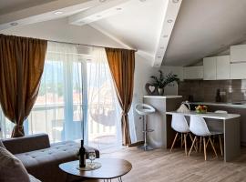 Mavalux apartments, hotel cerca de Torre del Reloj, Tivat