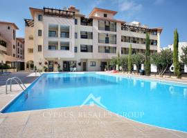 Queens Gardens suite by the sea, pool and mall, alquiler vacacional en Kato Paphos