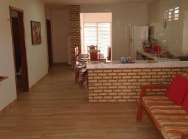 Casa de praia confortável, mobiliada e com ótima localização, holiday home in Flecheiras