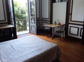 Habitac Indiv Casa de Familia, Flores、ブエノスアイレスのホテル