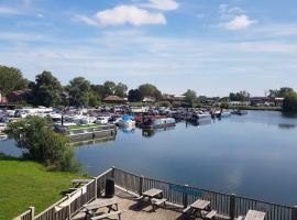 Lovely Static 6 Bed Caravan at Billing Aquadrome, sumarhús í Great Billing