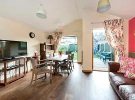 Lovely Three Bedroomed House, Parking 2 Cars