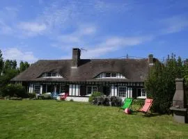 Belle Longère normande, cheminée et jardin arboré