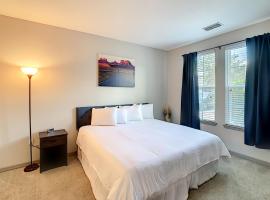 King Bed, Great Amenities, And Disney Calling You, hotel in zona Gatorland, Kissimmee